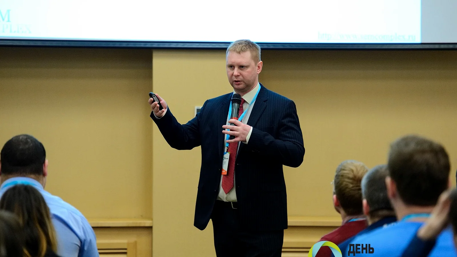 Алексей Яковлев выступает на Дне интернет-рекламы